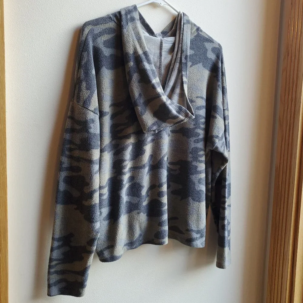 Gaze Camouflaged Cropped Fleece Hooded Sweatshirt - Picture 8 of 11